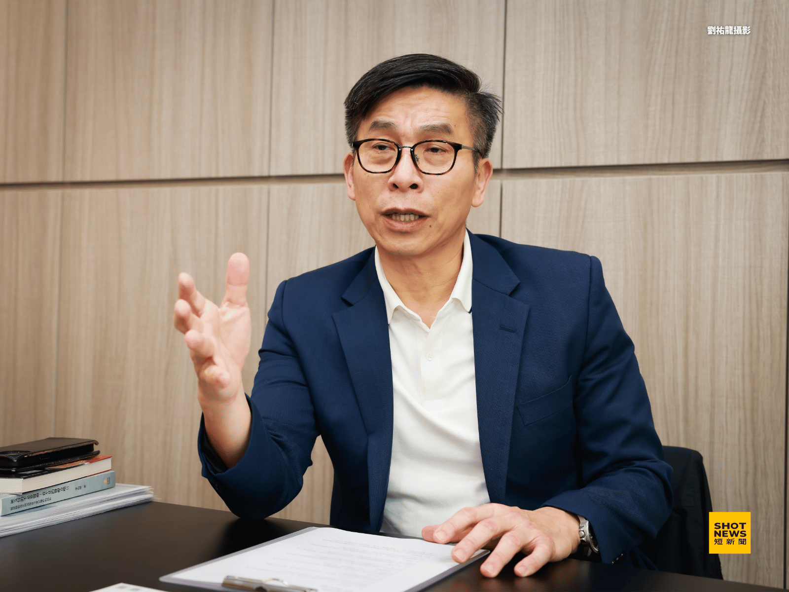 鍾佳濱說,烏俄戰爭後,面對不對稱戰爭,台灣必須尋求大量、低價、可消耗式的武器裝備,就是無人載具。