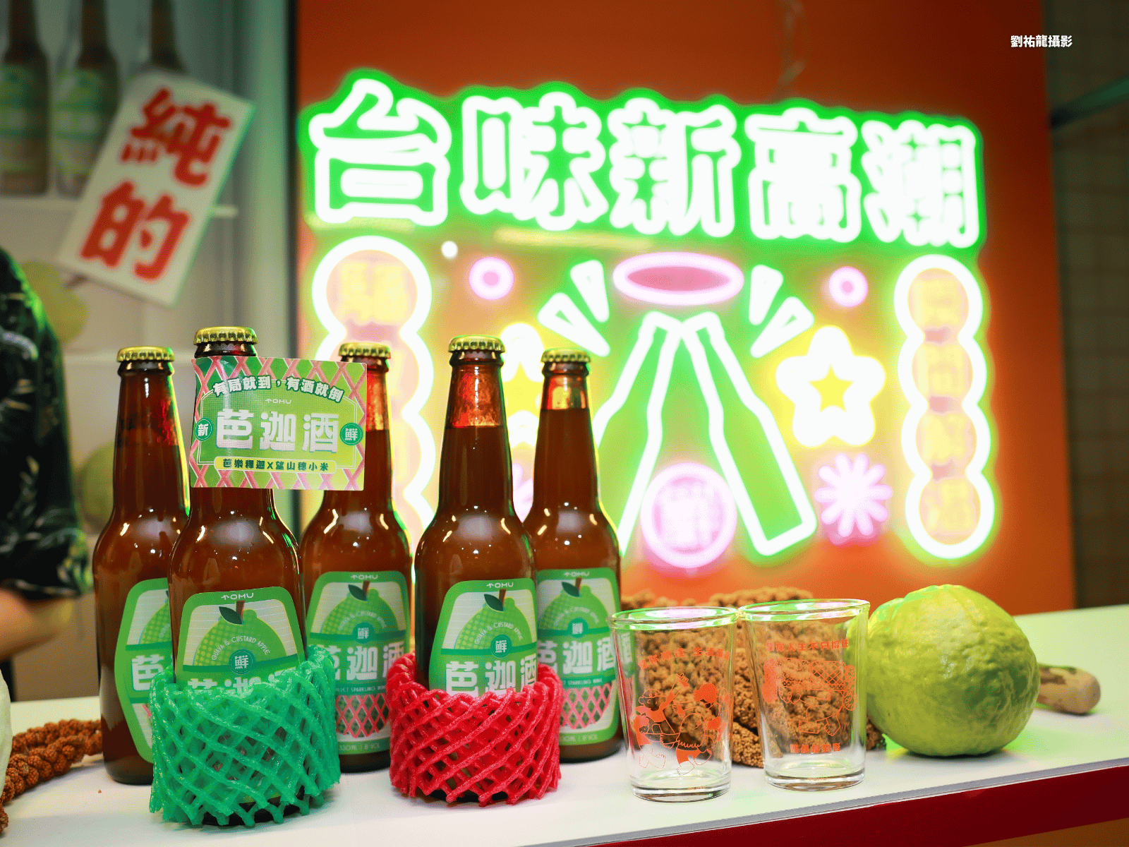 「芭迦酒」開罐瞬間,首先迎來的是芭樂特有的清脆甘甜,緊接著則是釋迦濃郁爆發的香甜,最後由經典的小米酒香完美收尾。(劉祐龍攝影)