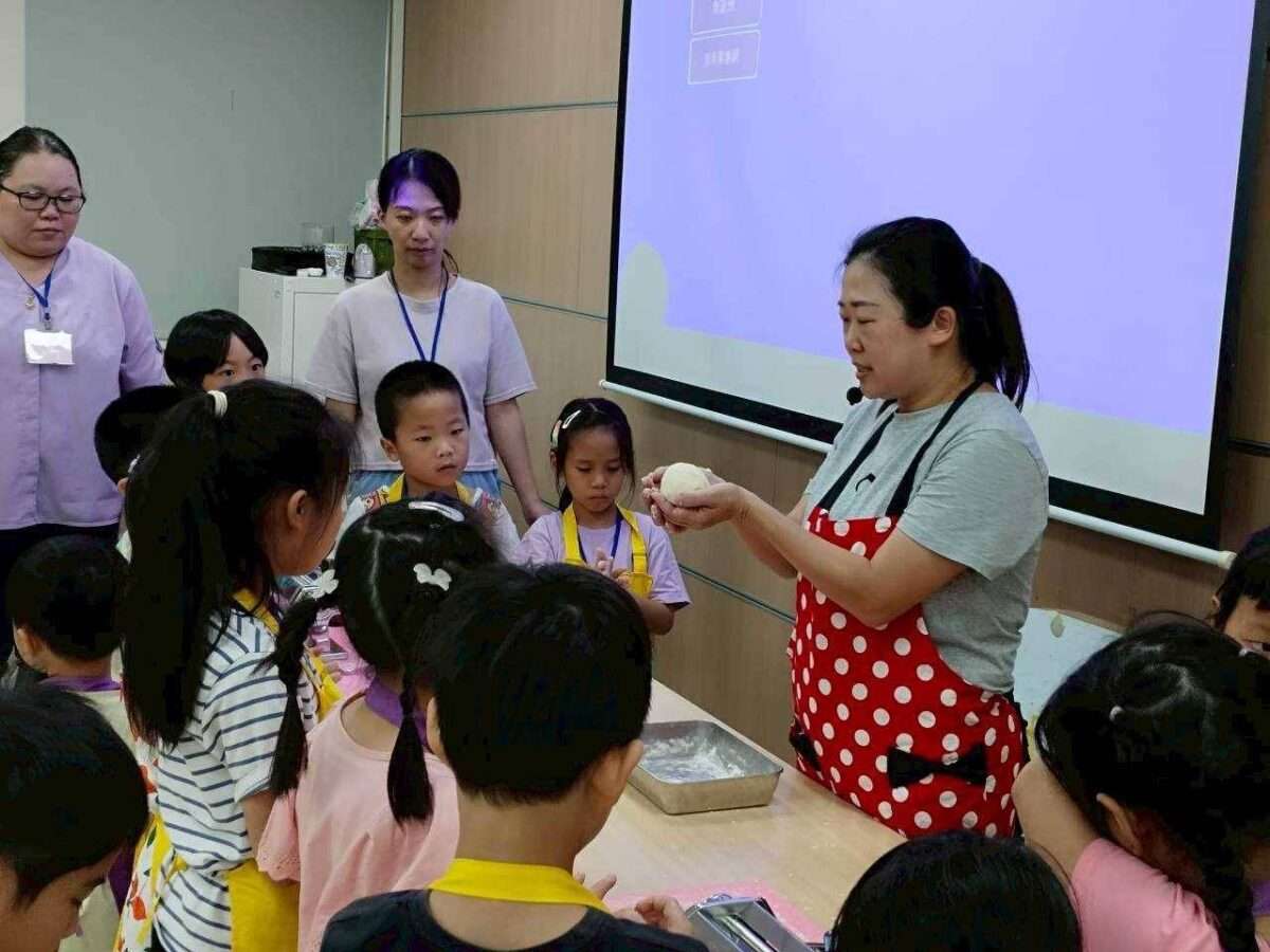 桃園家庭教育中心結合生生喝鮮乳推廣食育 親子共學DIY鮮奶麵條 792708