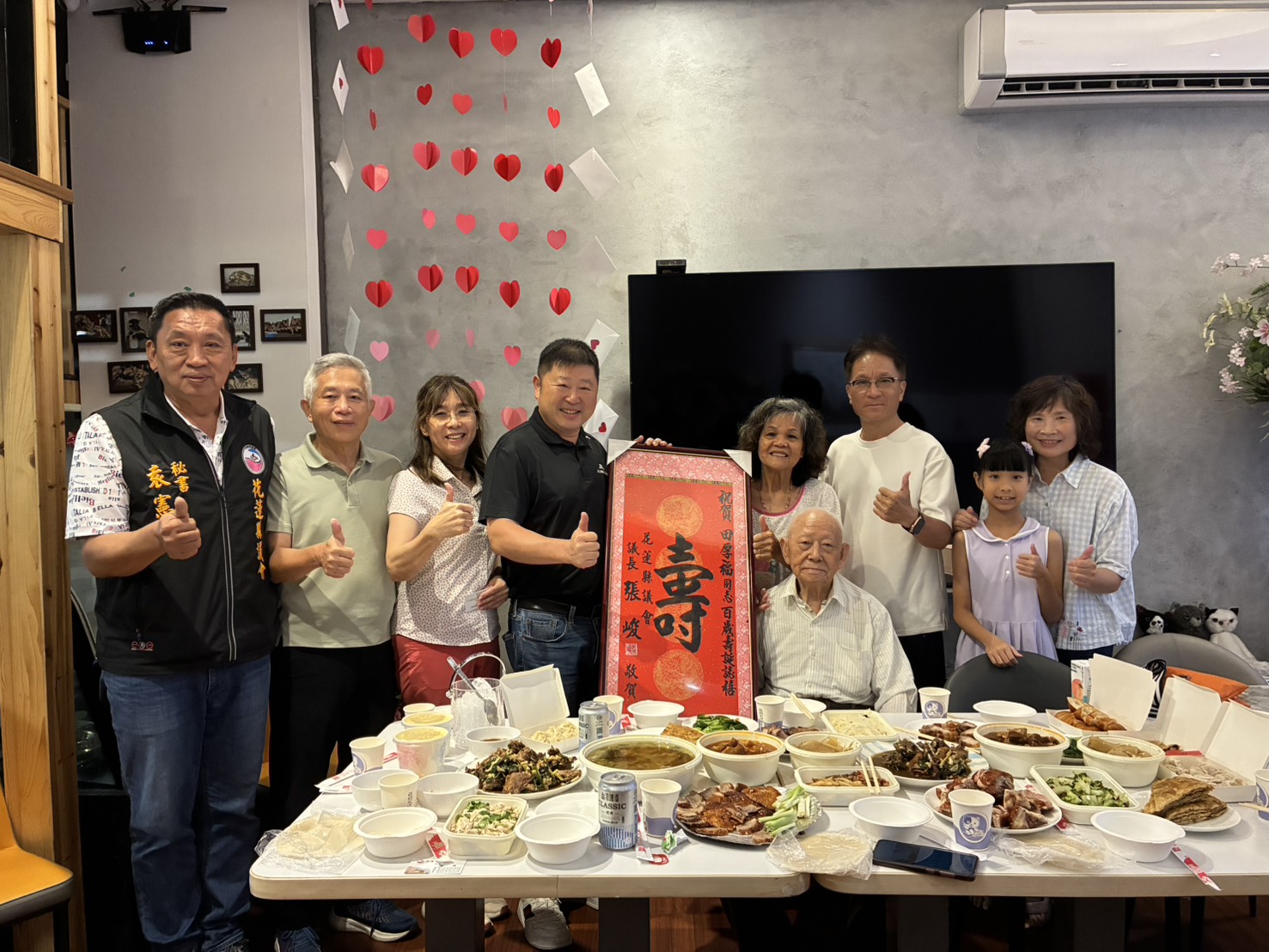 張峻(左四)昨(3)日晚間偕同前黃復興黨部幹部,提前前往田府為百歲人瑞田厚福同志慶祝100歲壽辰。(圖/記者 趙靜姸翻攝)
