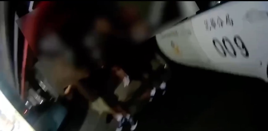 警方依法將男子帶返所管束。(圖/記者 趙靜姸翻攝)