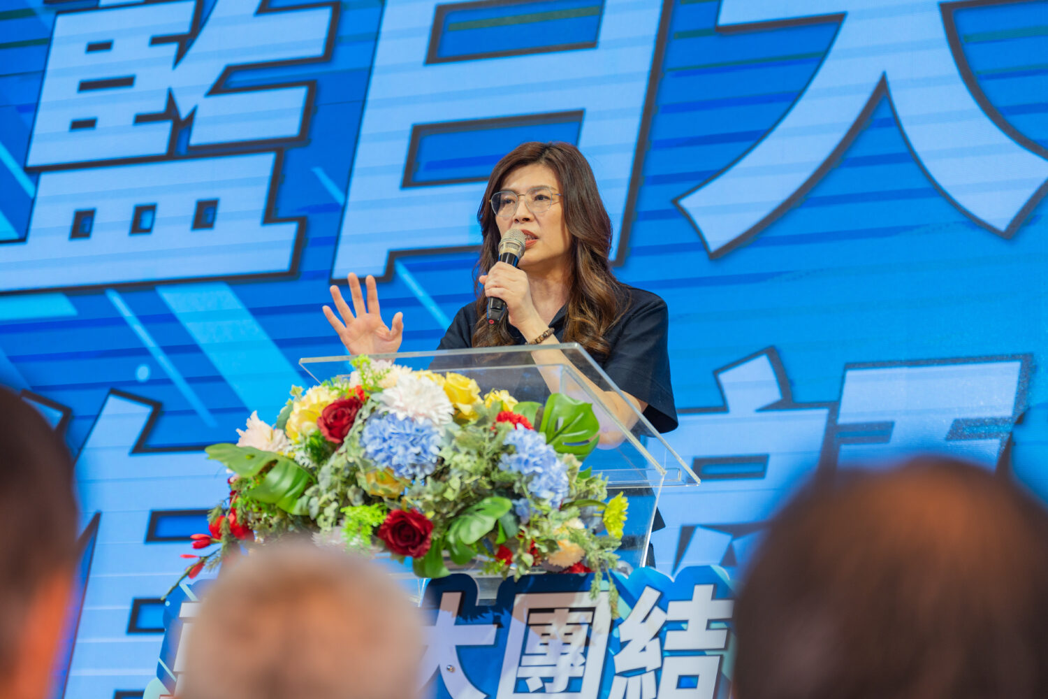 鄭麗文力挺張啓楷,呼籲藍白支持者團結一致,面對選戰中的各種抹黑與攻擊,以團結凝聚勝選力量,共同爭取2026地方選舉佳績。(圖/記者翻攝)