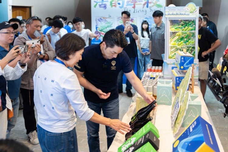 ▲臺東縣長饒慶鈴邀請臺北市長蔣萬安展開兩天參訪行程，分別走訪位於體育館的主場館、舊站特區光雕展演、「夢想東升」熱氣球館。