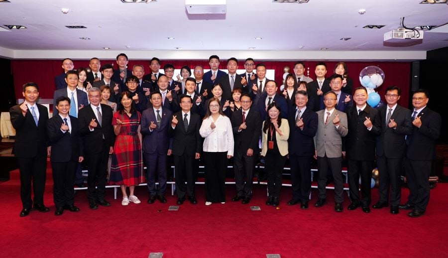 ▲海委會主任委員管碧玲與115年28位模範人員合影。