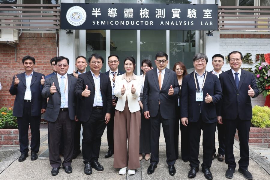 ▲揭牌儀式全體貴賓,前排由左至右依序為:金屬中心精微處處長林崇田、經濟部技術司何祥瑋專委、金屬中心董事長劉嘉茹、SEMI全球行銷長暨台灣區總裁曹世綸、日立先端本部長葉冠宏、金屬中心副執行長林烈全;後排由左至右依序為:盛新技術長馬代良、日月光處長黃文彬、聯電處長陳重安、模具公會理事長張和明、工具機公會理事嚴璐、公準總經理蘇虹音、台灣電鏡副總黃祖緯等大合照。