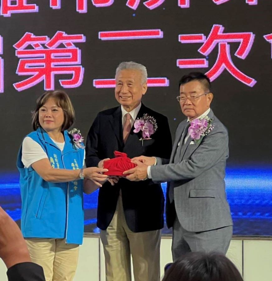 ▲高雄市屏東縣同鄉會羅志明第16屆的理事長(右)。