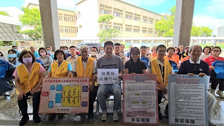 ▲雲林縣2026城鎮韌性全民防衛動員演習,虎尾鎮長林嘉弘於虎尾國小救濟站開設,感謝各校、多社區、紅十字會、慈濟基金會協辦演訓實務。(記者劉峻文攝)