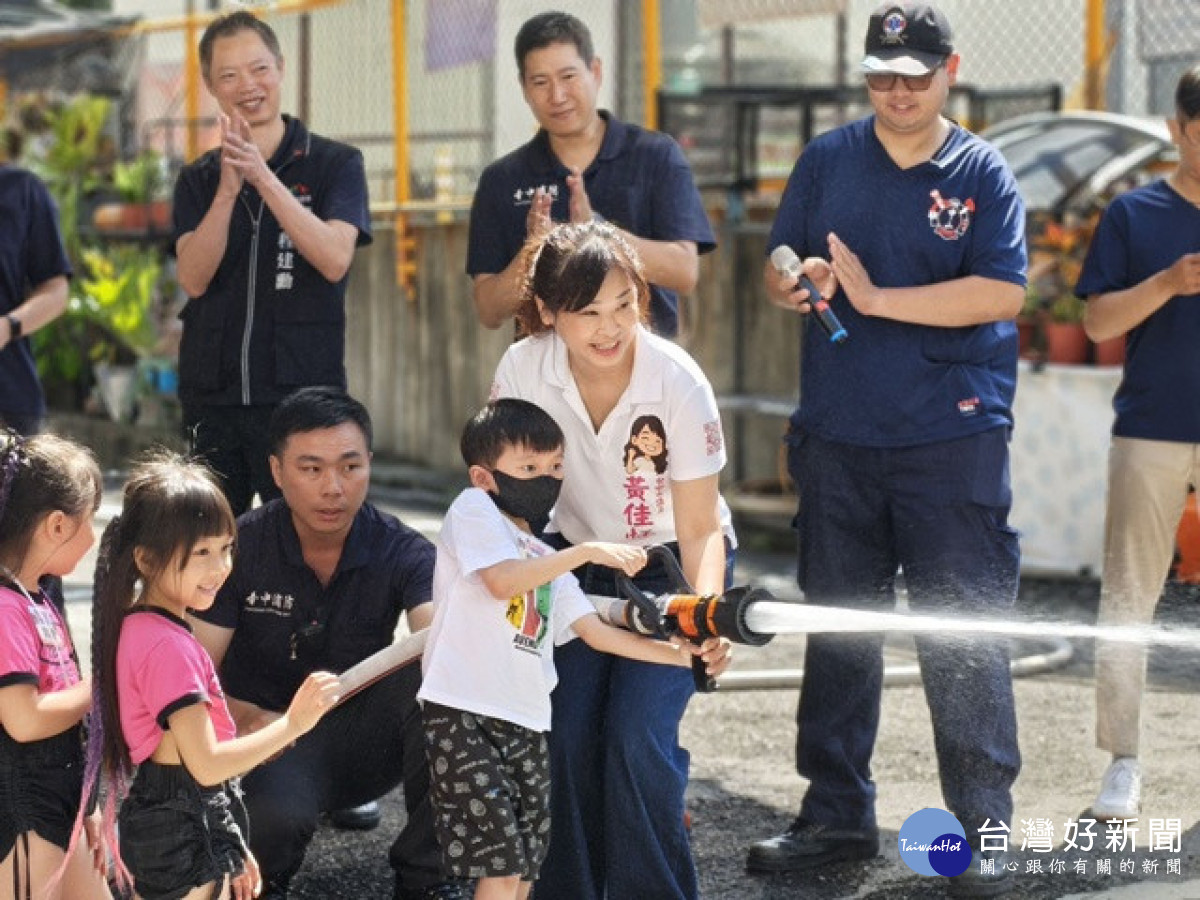 黃佳恬議員與孩子化身小小救援隊。林重鎣