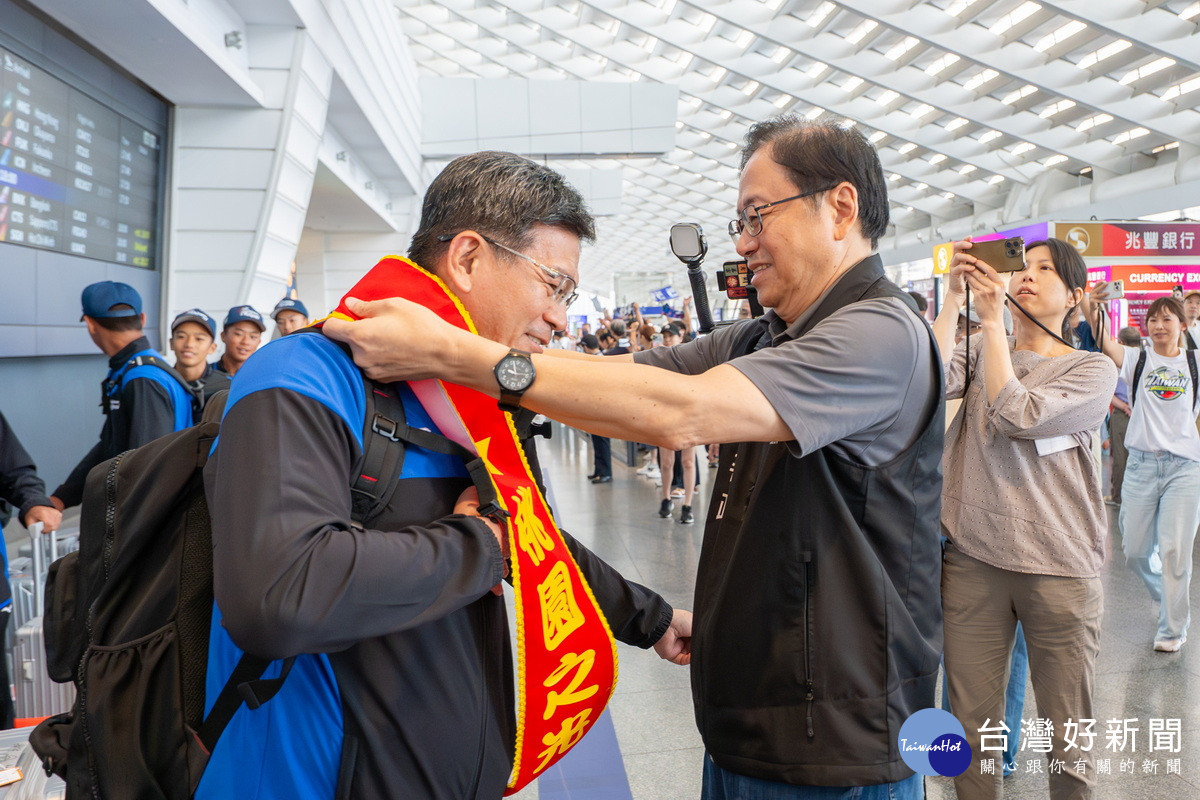 新明國中棒球隊勇奪「LLB亞太區青少棒冠軍」返國，桃園市長張善政親往機場迎接。<br /><br /> 