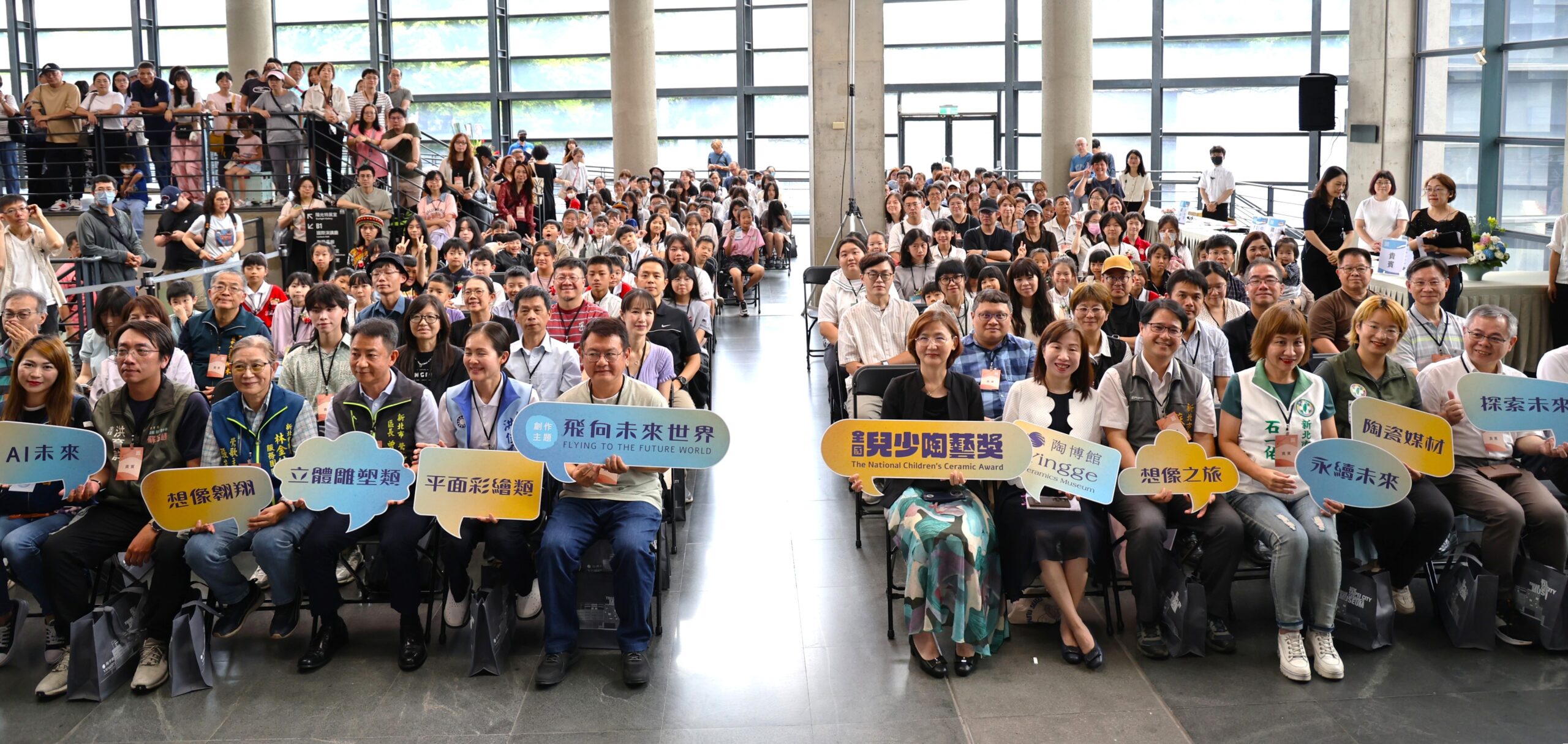 從太空探險到AI城市 兒少陶藝獎101件作品陶博館登場 19 《圖說》陶博館「2026全國兒少陶藝獎」頒獎典禮合影。〈陶博館提供〉