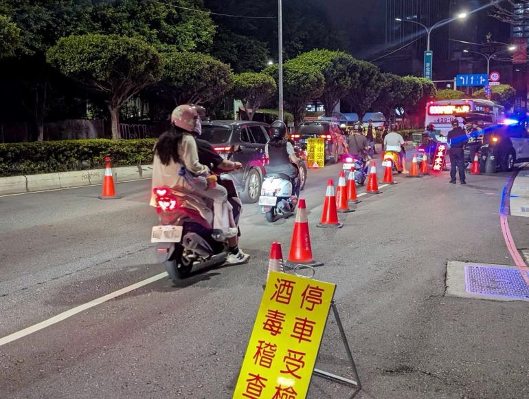 全國同步取締毒酒駕 新北警查獲43件違規逮22通緝犯 29 《圖說》新北警配合警政署全國同步取締毒駕專案勤務二。〈市警局提供〉