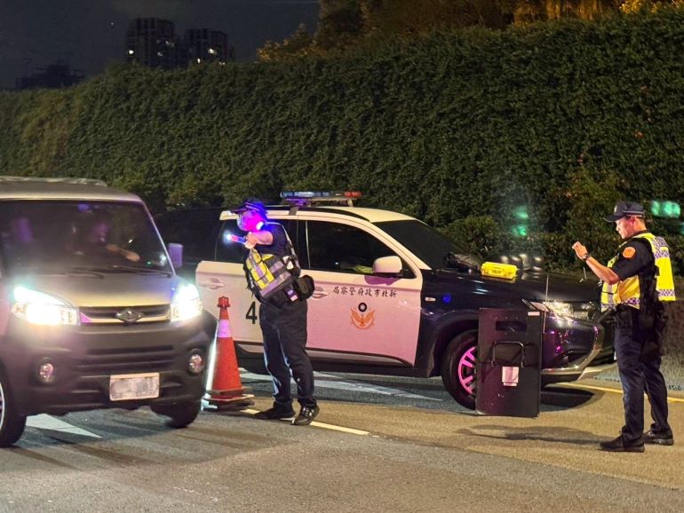 全國同步取締毒酒駕 新北警查獲43件違規逮22通緝犯 30 《圖說》新北警配合警政署全國同步取締毒駕專案勤務三。〈市警局提供〉