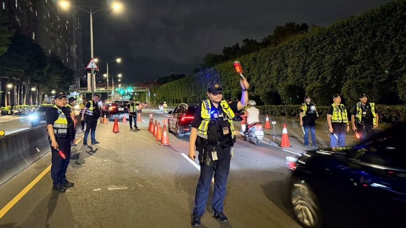永和警封鎖路檢掃酒毒駕 方仰寧督軍強勢執法 17 《圖說》永和警同步執行擴大臨檢專案行動,設置5處封鎖式路檢點。〈永和分局提供〉