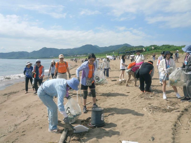 從照顧健康到守護環境 土城醫院北海岸淨灘落實ESG 11 《圖說》土城醫院淨灘守護環境,落實企業社會責任,攜手打造健康、永續的生活環境。〈土城醫院提供〉