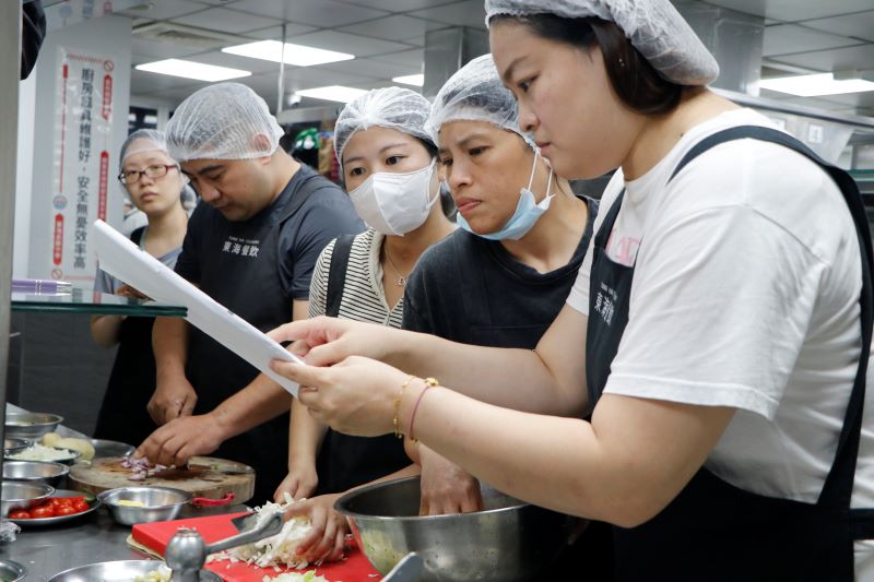 世界美食進校園 新北校廚研發異國料理豐富午餐 31 《圖說》來自各校的廚工與營養師透過教學營實際操作與烹調交流,分享備餐經驗、料理技巧及營養設計理念,共同精進校園午餐品質與健康飲食教育。〈教育局提供〉