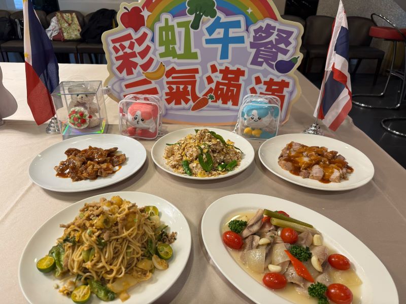 世界美食進校園 新北校廚研發異國料理豐富午餐 32 《圖說》讓孩子從每日餐桌出發,透過認識食材來源、飲食文化及永續理念,在每一餐中培養健康素養與國際視野,從生活中學習,與世界展開對話。〈教育局提供〉
