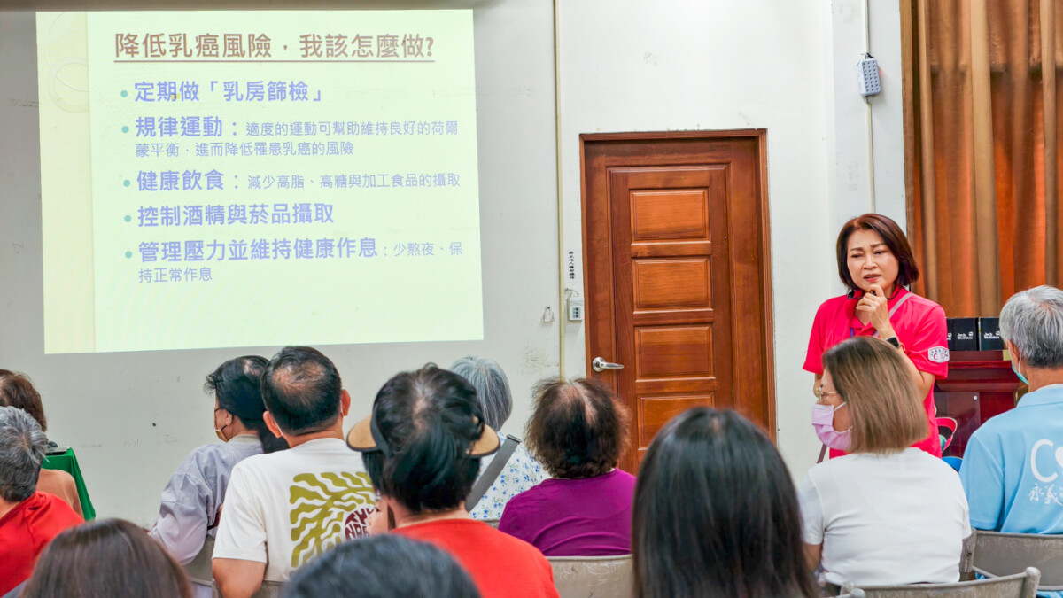 ▲阮綜合醫院高級專員李碧月向民眾分享健康保養及癌症預防觀念，提醒養成均衡飲食、規律運動及定期健康檢查的習慣。（圖/記者黃淑貞攝）