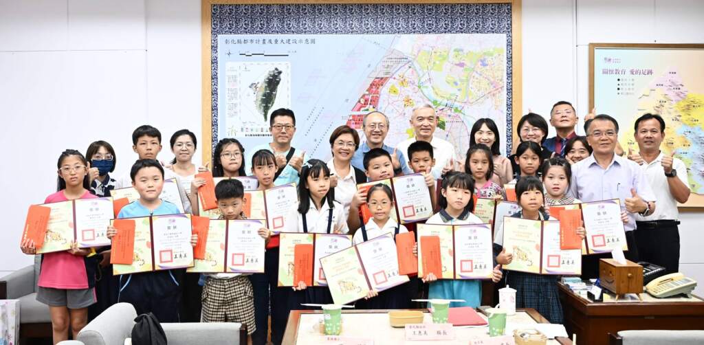 ▲彰化縣政府持續推動「讀步彰化‧飛閱雲端」閱讀線上認證計畫,15位學生榮獲最高榮譽「臺灣雲豹級」認證,獲邀擔任「縣長小客人」,前往縣長室接受縣長王惠美表揚,並分享閱讀心得與成長歷程。 (圖/彰化縣政府提供)