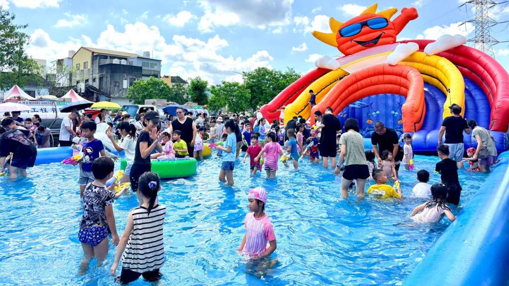 ▲夏日炎炎，為了讓大小朋友清涼一「夏」，社頭鄉公所今天上午在社頭鄉里樂公園舉辦「夏日玩水派對」，吸引不少親子一早到場戲水消暑，在歡笑聲中共度清涼又歡樂的夏日時光。（圖／記者林明佑翻攝）