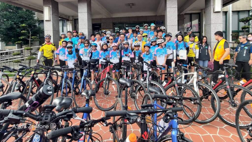 ▲中華單車天使協會第14屆「海峽兩岸公益騎行之旅」回到二林鎮公所,由蔡詩傑鎮長親自招待與鼓勵,讓剛踏上征途的小勇士們感受到家鄉般的溫暖。(圖/記者林明佑翻攝)