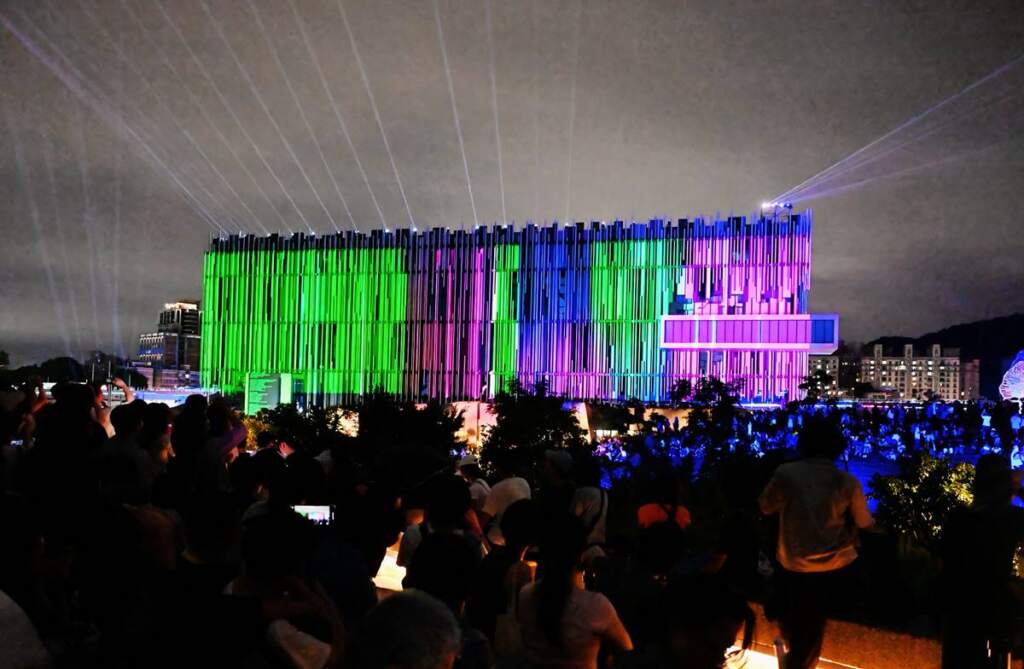 ▲《海山夜行》建築光雕讓民眾以不同視角欣賞新北市美術館建築之美。