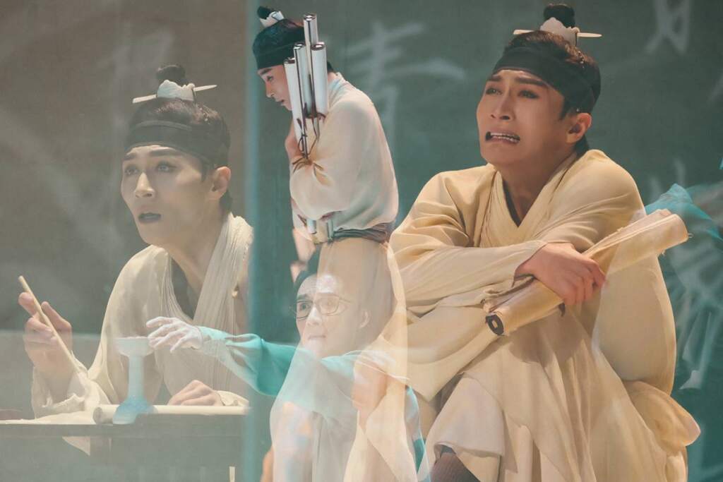 ▲張翰在《只此青綠》飾演北宋天才畫家「希孟」,以克制而細膩的肢體語彙,透過眼神與呼吸的精準控制,層層鋪展角色的內在世界,使舞台上的山河意境得以自然展開。(圖/好滿意音樂有限公司提供)