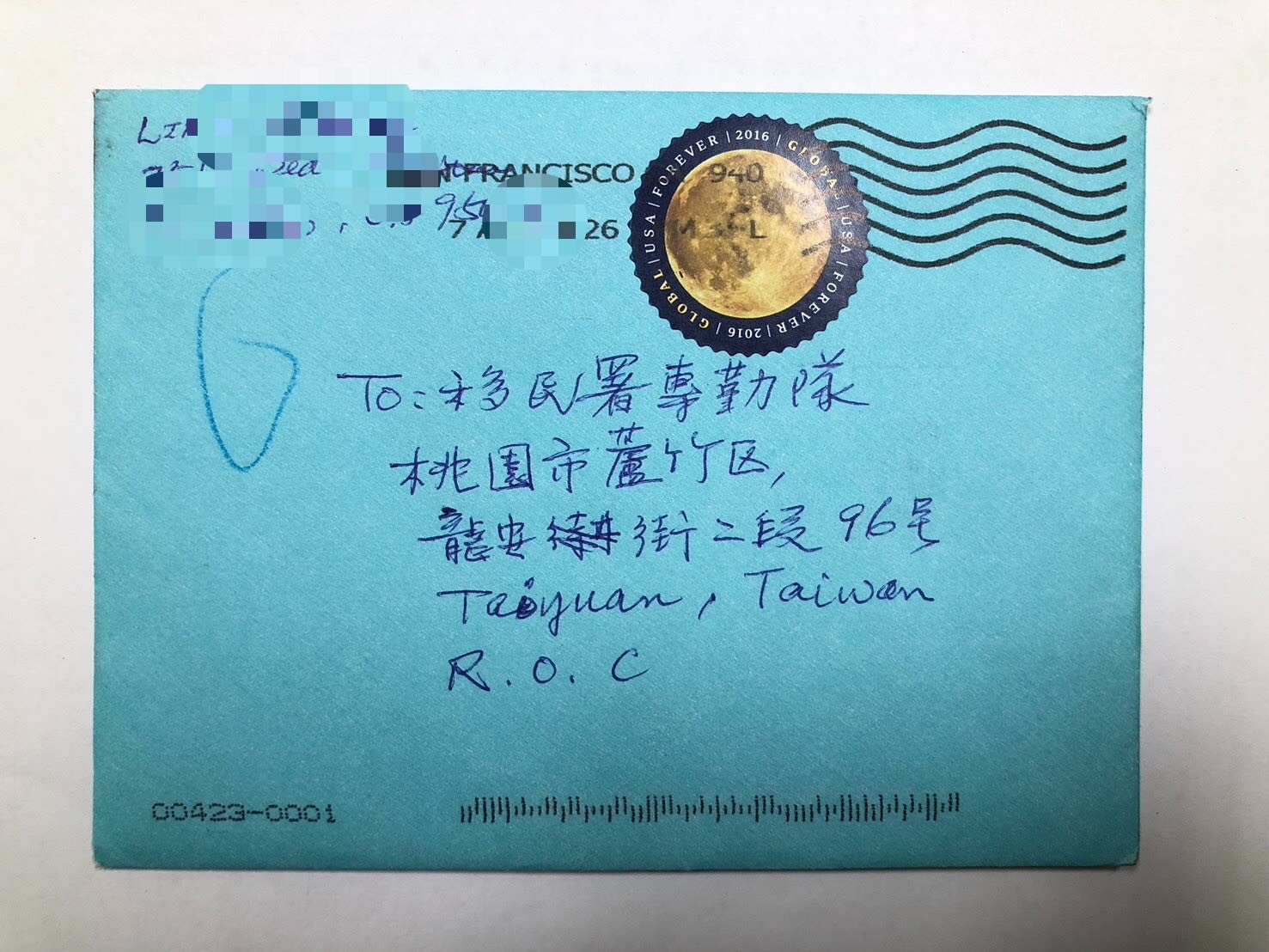 呂姓阿嬤今年5月自美國寄越洋信件至移民署北區事務大隊桃園市專勤隊給黃姓及溫姓移民官的感謝信。(圖/記者翻攝)