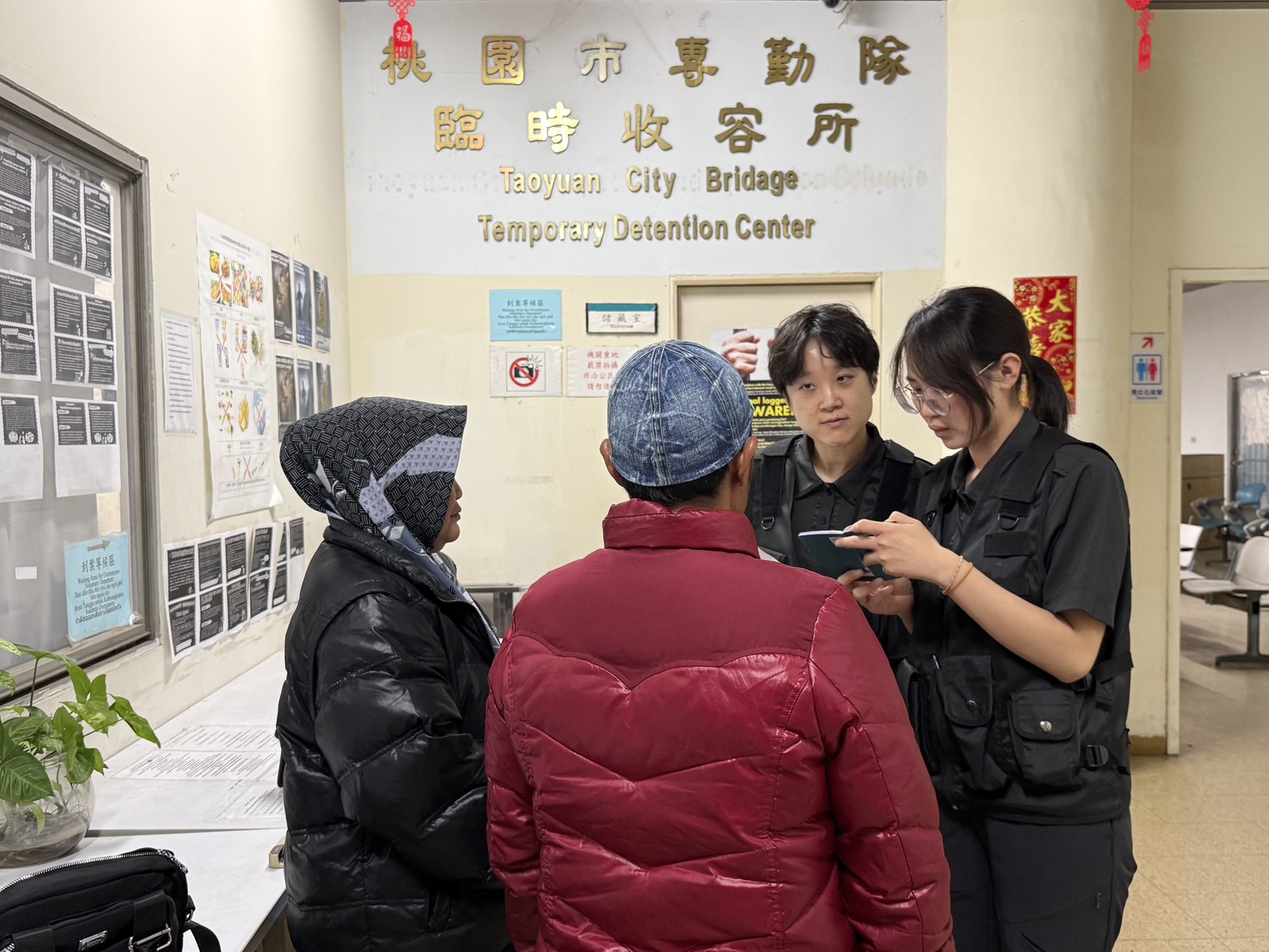 呂姓阿嬤搭車前往移民署北區事務大隊桃園市專勤隊求助,由當時正在值勤的黃姓及溫姓移民官受理接待。(圖/記者翻攝)