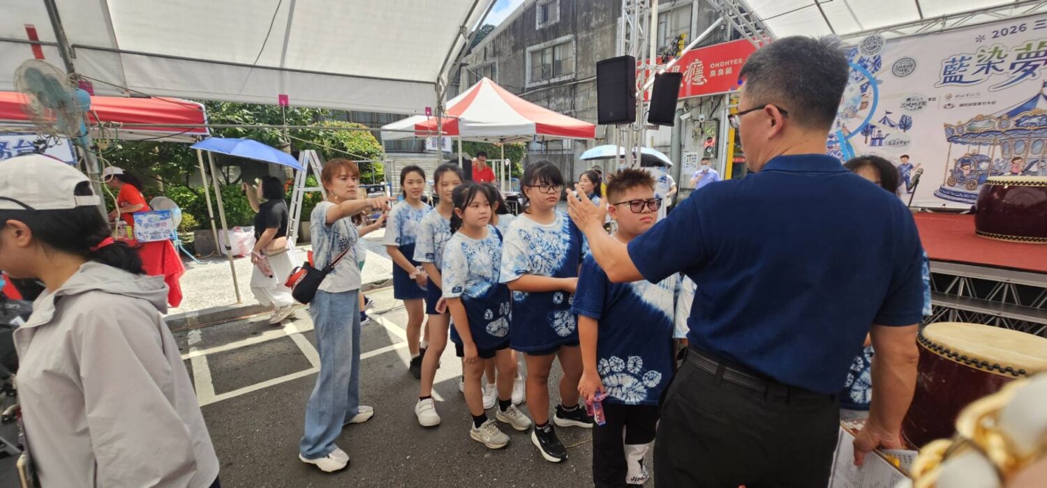三峽藍染節將三峽區公所、三峽老街、歷史文物館及茄苳樹廊道等景點妝點成充滿童趣與夢幻氛圍的文化廊帶。(記者徐煜勝翻攝)