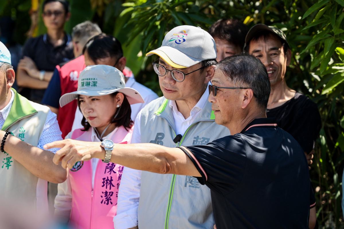 ▲立法委員賴瑞隆5日前往田寮區二仁溪會勘治水工程,聽取地方意見與相關單位簡報,要求颱風來襲前加速河道疏濬,並爭取3億元改建抽水站,提升防洪排水量能,降低豪雨積淹水風險。