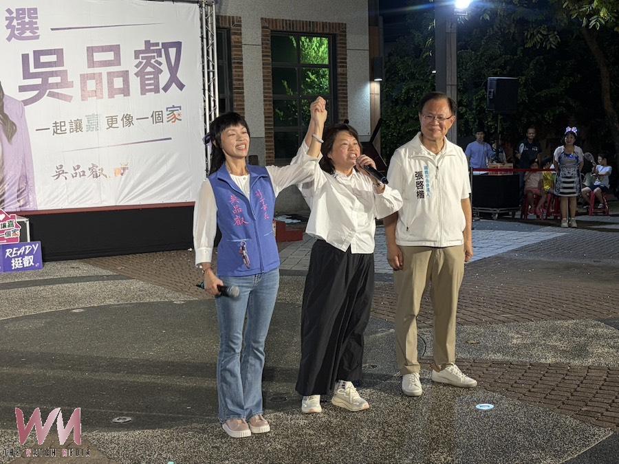 朴子市長吳品叡在國民黨重量級黃敏惠市長與藍白鄉親力挺,宣布參選2026嘉義縣長,受到熱烈掌聲與支持。(圖/記者陳惲朋攝)