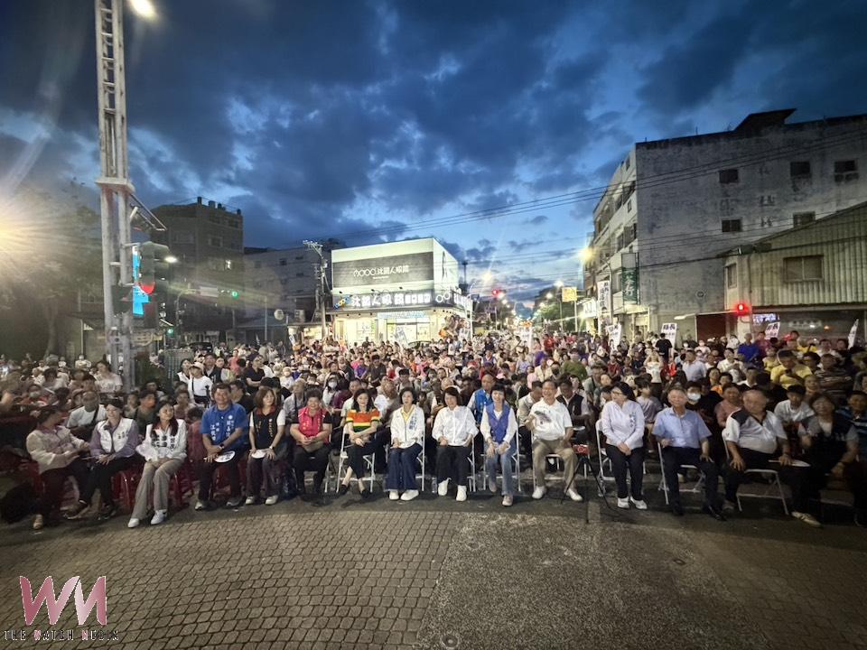 朴子市長吳品叡在國民黨重量級黃敏惠市長與藍白鄉親力挺,宣布參選2026嘉義縣長,受到熱烈掌聲與支持。(圖/記者陳惲朋攝)