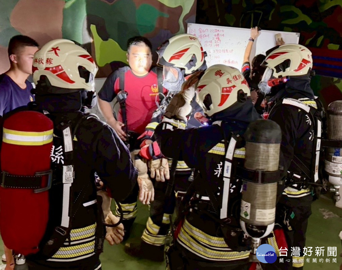 消防員進行「強化火場救災技能訓練」。