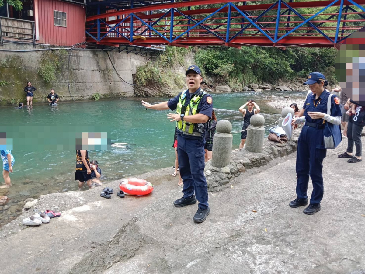 桃園市政府警察局大溪分局,前往熱門戲水景點霞雲溪(流霞谷)及小烏來宇內溪等水域,實施防溺安全宣導。