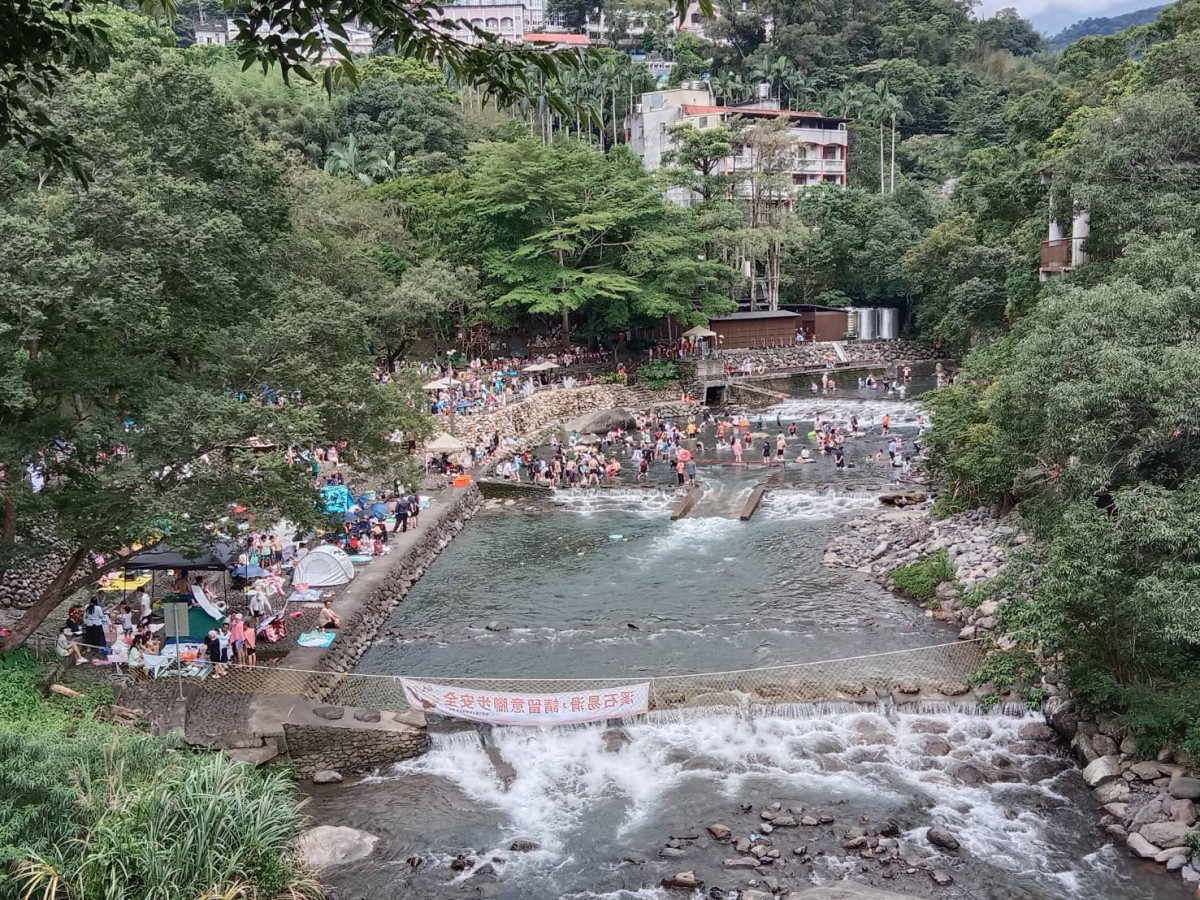 桃園市政府警察局大溪分局,前往熱門戲水景點霞雲溪(流霞谷)及小烏來宇內溪等水域,實施防溺安全宣導。