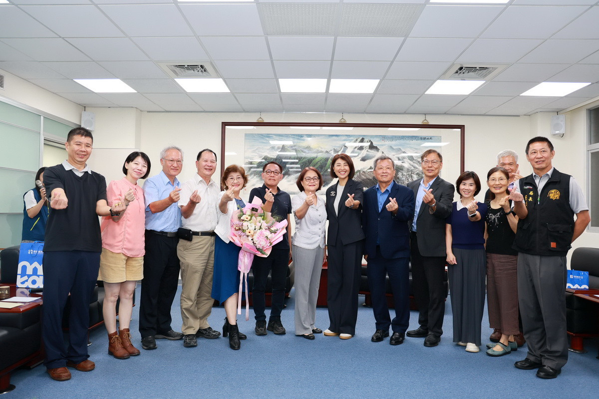 縣府同仁來相送依依不捨。（南投縣府提供）