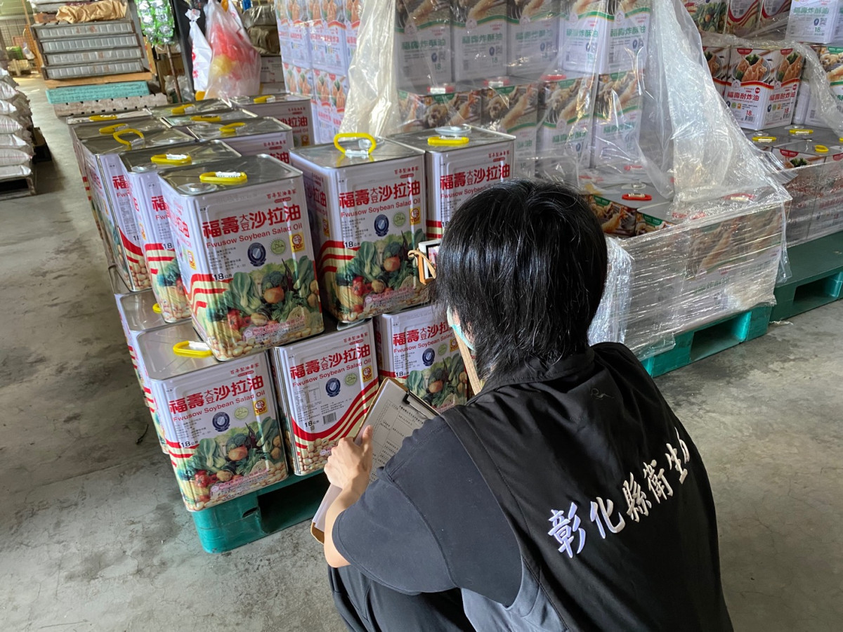 問題油品流向擴大稽查，彰縣下架逾1,100公斤，校園團膳全面停用疑慮油品。圖／彰化縣政府提供