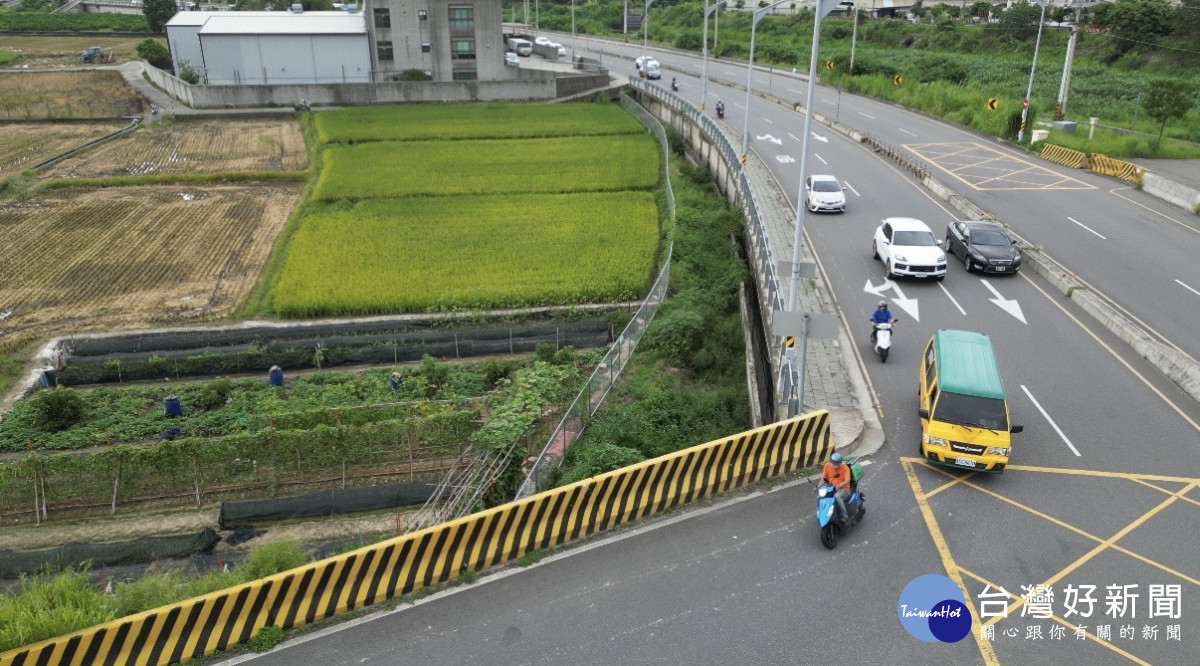 國4潭子豐原聯絡道往南銜接旱溪西路七段引道呈現近90度直角急彎。