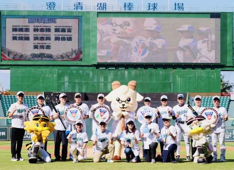 創紀錄!高醫體系首辦棒球家庭日 1700人齊聚寫下台鋼雄鷹主場單一體系進場最高紀錄