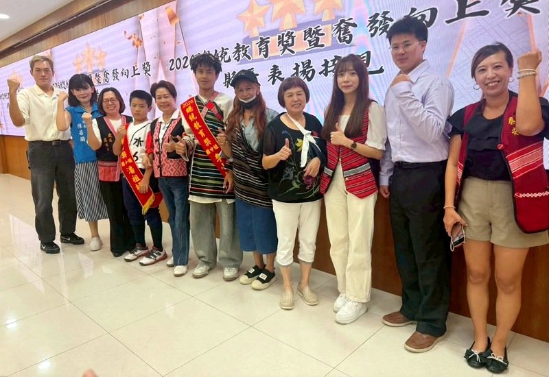 逆境淬煉原民之光!李小龍、潘祖坪勇奪總統教育獎 縣長鍾東錦親頒加碼獎金