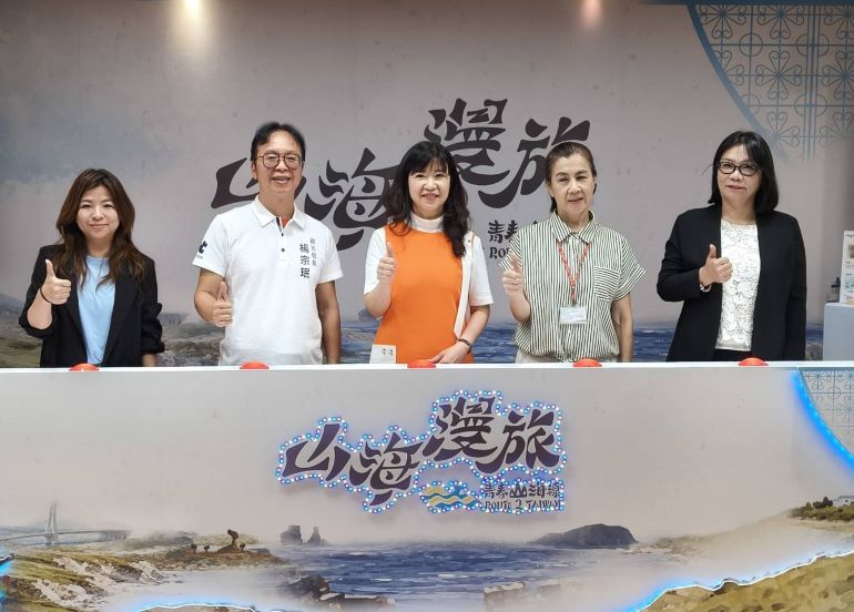 暑假輕旅行 漫遊青春山海線3款旅遊套票7/7開賣 55 《圖說》「青春山海線-山海漫旅」整合市府團隊推出三大主題遊程,左二起;觀旅局長楊宗珉、經發局長盛筱蓉、文化局副局長于玟、十三行博物館長羅珮瑄。〈記者葉柏成攝〉