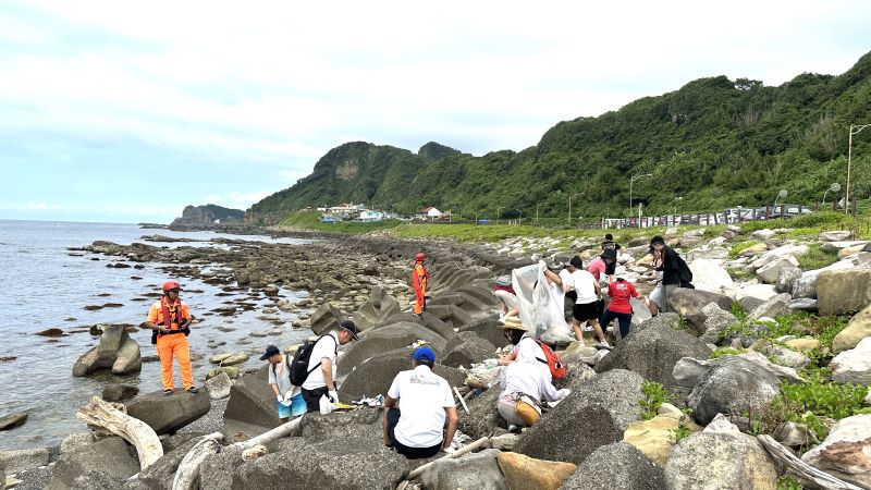 《圖說》參與民眾在專業人員引導下，無懼汗水實地撿拾海廢，深刻體驗環境教育意義。〈114年活動資料照〉