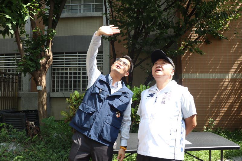 板橋分館拆除重建啟動 侯:打造閱讀與社福共融新地標 29 《圖說》工務局長馮兆麟(右)與拆除大隊長陳德儒(左)檢視新北市立圖書館板橋分館拆除重建工程。〈工務局提供〉