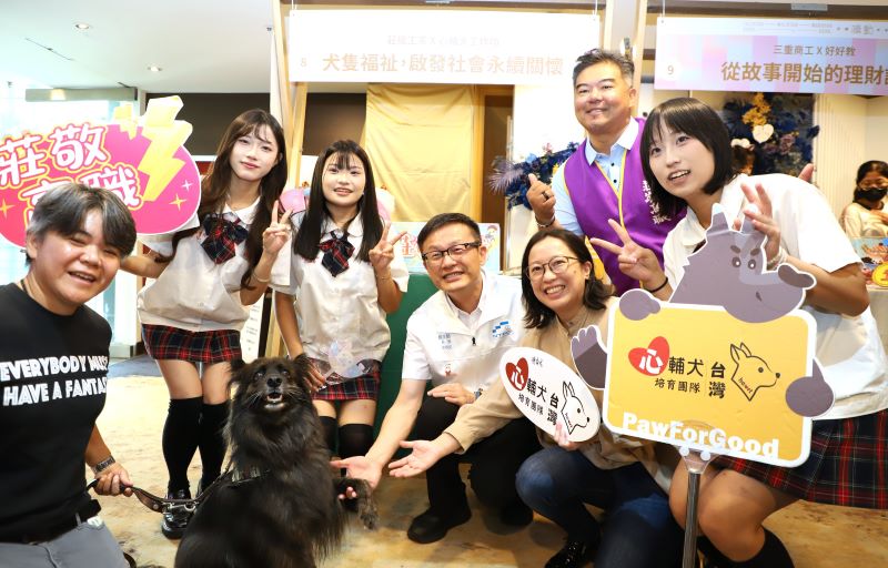 課堂走入社區 新北技職14項永續行動成果亮相 19 《圖說》教育局長張明文現場體驗攤位-莊敬工家美容美髮科與心輔犬培育團隊合作。〈教育局提供〉