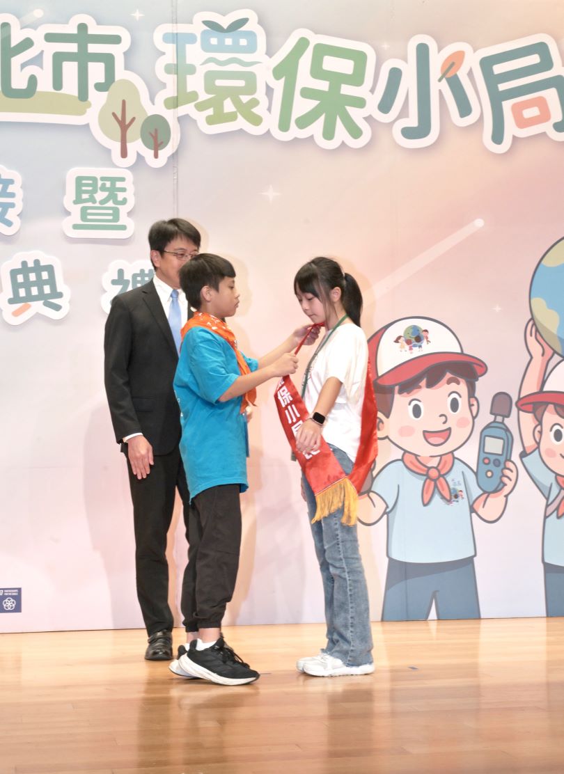 培育淨零世代 新北第14屆環保小局長授證傳承使命 54 《圖說》新舊屆代表交接,延續環保薪火。〈環保局提供〉