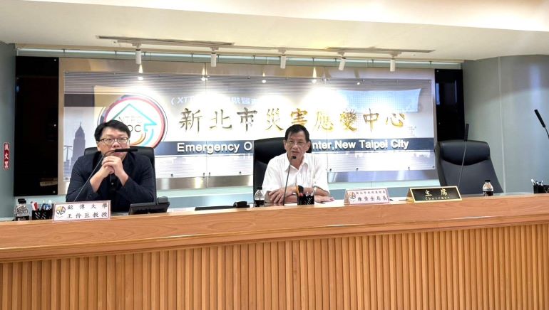 《圖說》「115年颱洪教育訓練與防災專題講習」由消防局長陳崇岳〈右〉表示，提升跨機關協作能力，才能在災害發生時迅速應變、降低災害衝擊。〈消防局提供〉