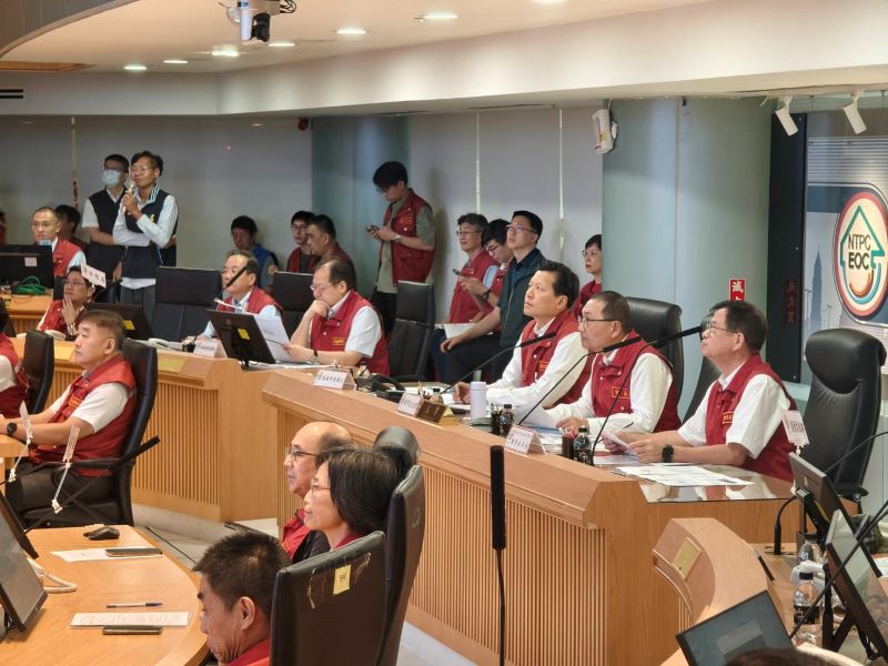 強颱巴威逼近 週五起影響最明顯 新北啟動防颱整備機制 49 《圖說》市長侯友宜專心聽取強烈颱風巴威發展狀態。〈消防局提供〉
