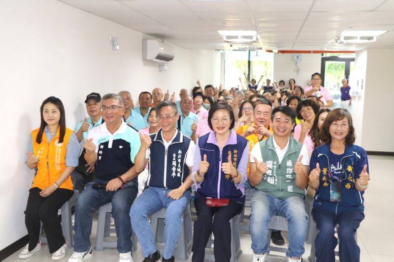 有讚福德正神功德會推動 新北第646處據點啟用 44 《圖說》新北市第646處有讚福德正神功德會據點啟用,地方民代和長輩熱鬧參加。〈社會局提供〉
