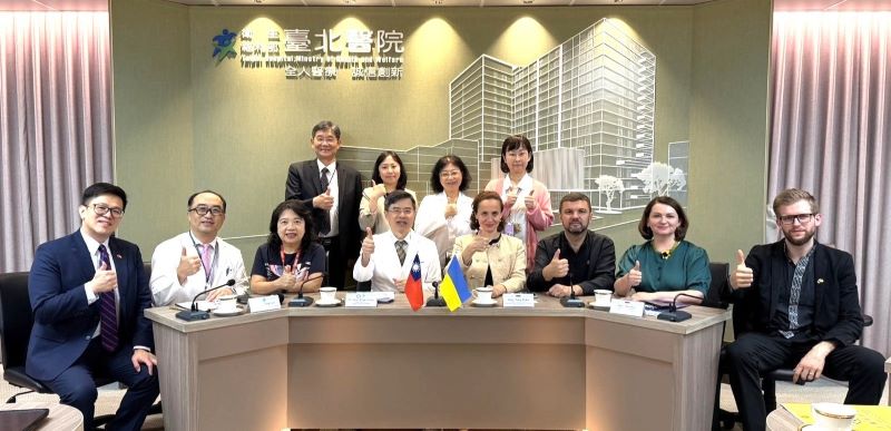 烏克蘭國會議員訪臺北醫院 聚焦智慧醫療與醫事人才培訓 40 《圖說》烏克蘭國會議員暨「基礎建設及交通委員會」首席副主席希爾珂(Yulia Sirko)(右4)率隊烏克蘭議員們參訪臺北醫院,中為臺北醫院院長鄭舜平。〈臺北醫院提供〉