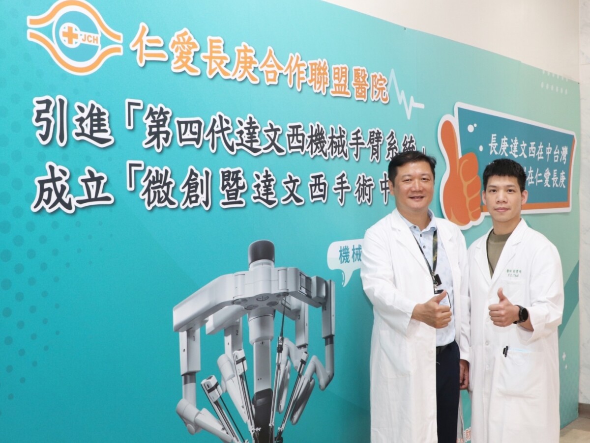 ▲外科部盧建璋主任(左)和蔡豐璟醫師(右)醫療團隊助王女士重拾正常生活。(圖/大里仁愛醫院提供)